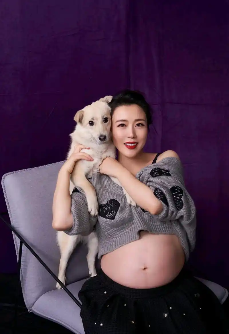 颜丹晨晒"孕肚照",满面红光,怀孕的"嫦娥"还是那么美