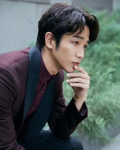 刘以豪红色衬衣帅气写真图片