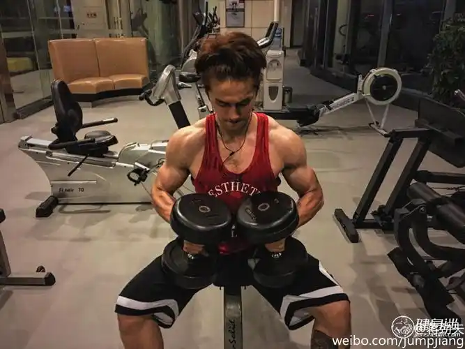 蒋劲夫健身肌肉照网友童颜巨膀大胸还有腹肌