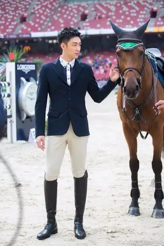 黄景瑜身着骑士服,出席2017浪琴表北京国际马术大师赛