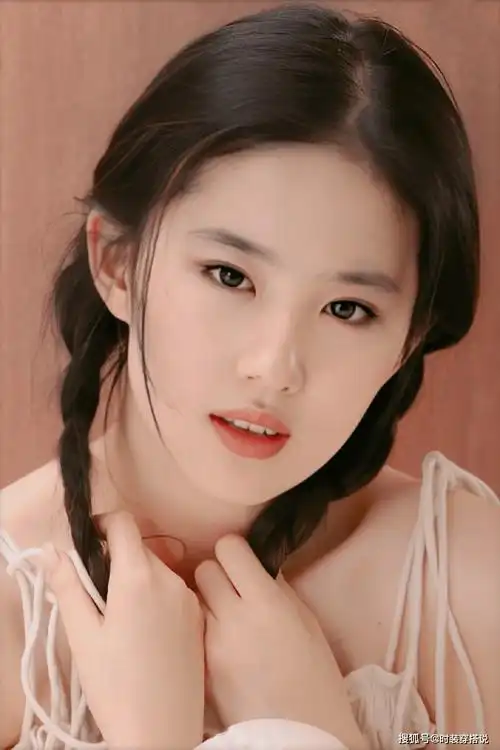 18岁的刘亦菲有多美美得不食人间烟火俏皮可爱真绝了