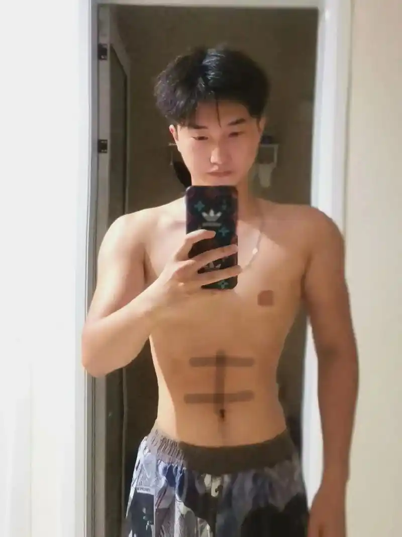 通过不懈努力终于p出了六块腹肌#毫无训练痕迹 #自律 #镜子 - 抖音