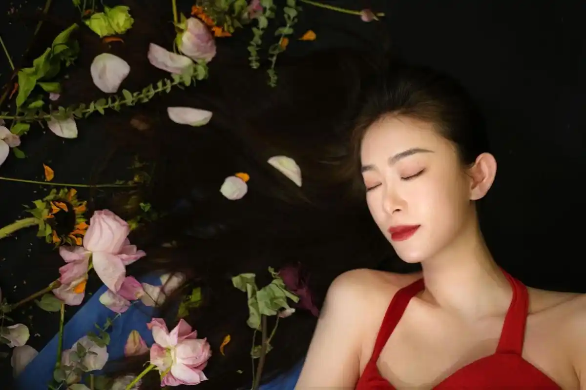 易昕杂志拍摄花絮照曝光,无修无p颜值绝了!