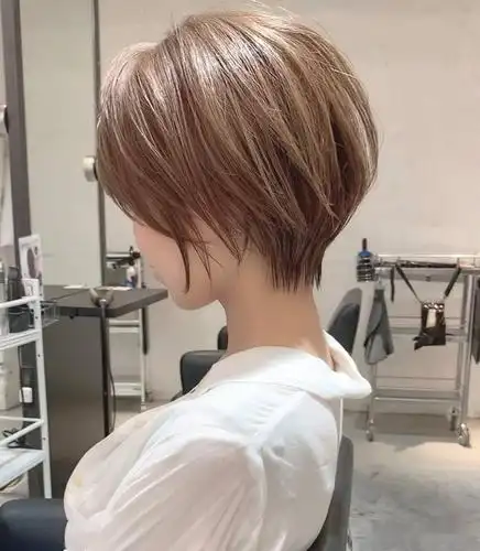 这才叫短发不用烫就很美立体减龄很修饰头型