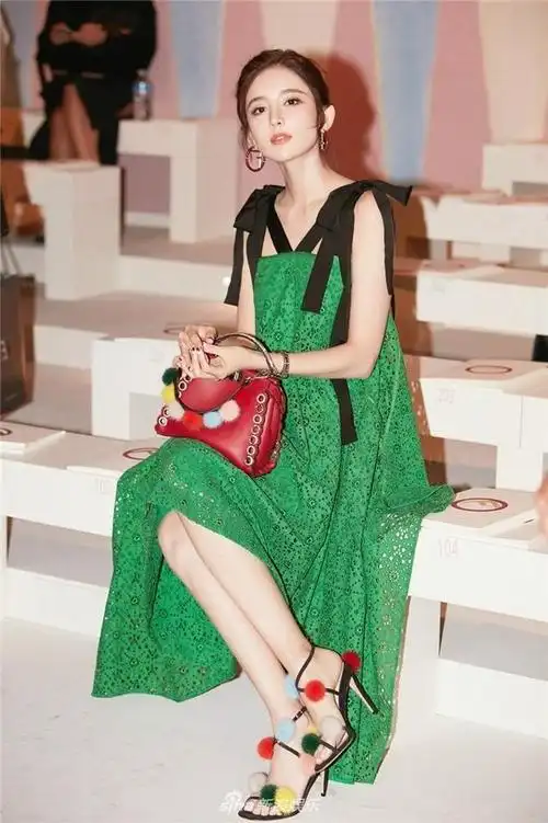 古力娜扎国外参加某时装周,这双鞋子个性十足 衬托出一双美脚丫