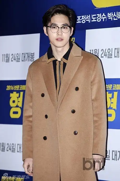 组图:exo成员suho亮相 戴眼镜变禁欲系男神