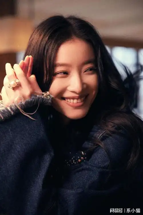 倪妮穿牛仔套装又酷又美发丝飞舞气场全开