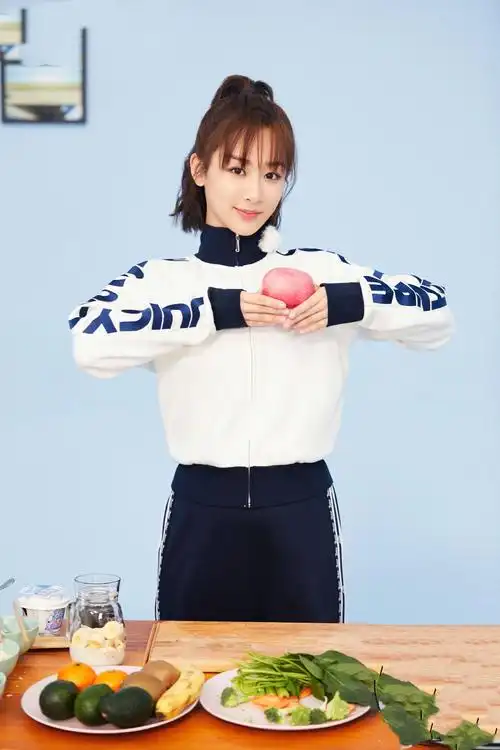 杨紫半扎高马尾减龄又俏皮,穿休闲长裙搭运动装,美成了18岁