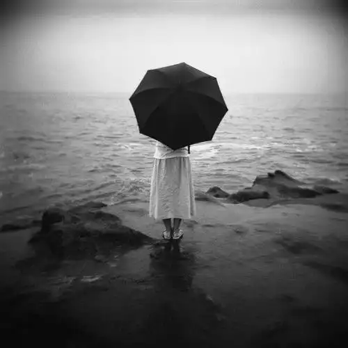 孤独的女生黑白图片_伤感图片_窝窝qq网