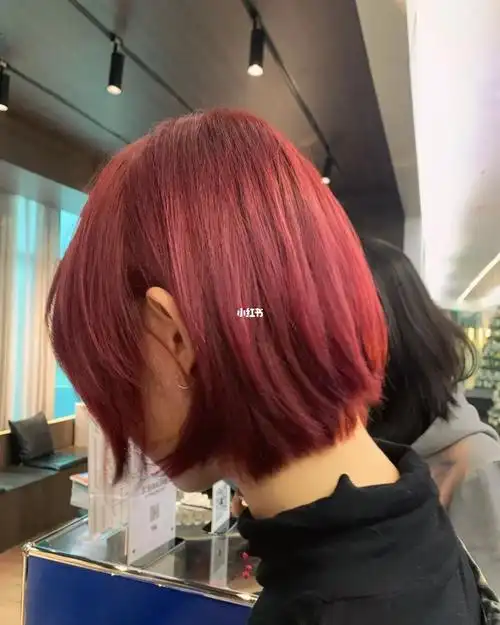 红色短发