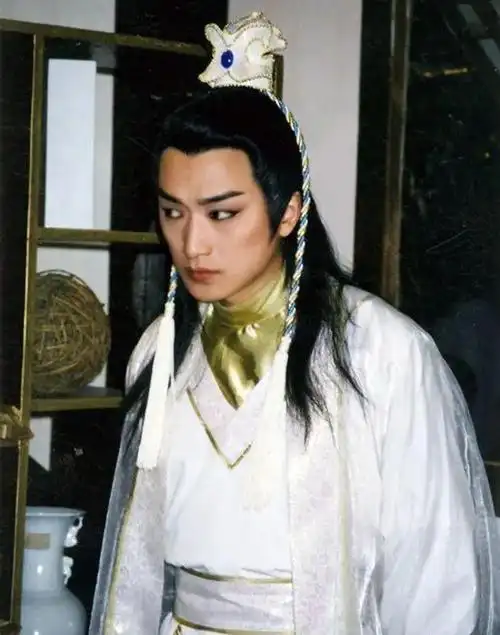 眼角飞扬看起来既薄情又勾人:跟其他的古装男神比他的颜并非胜在挺拔