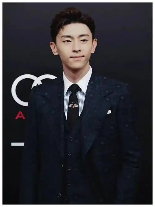 邓伦现状罕见曝光!留起胡子略显沧桑,粉丝围观人气高_艾伦_明星_穿着