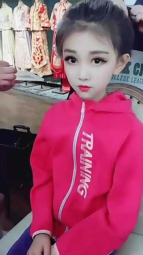 宋小睿为了比赛年纪轻轻的就要化妆不过还是挺美的