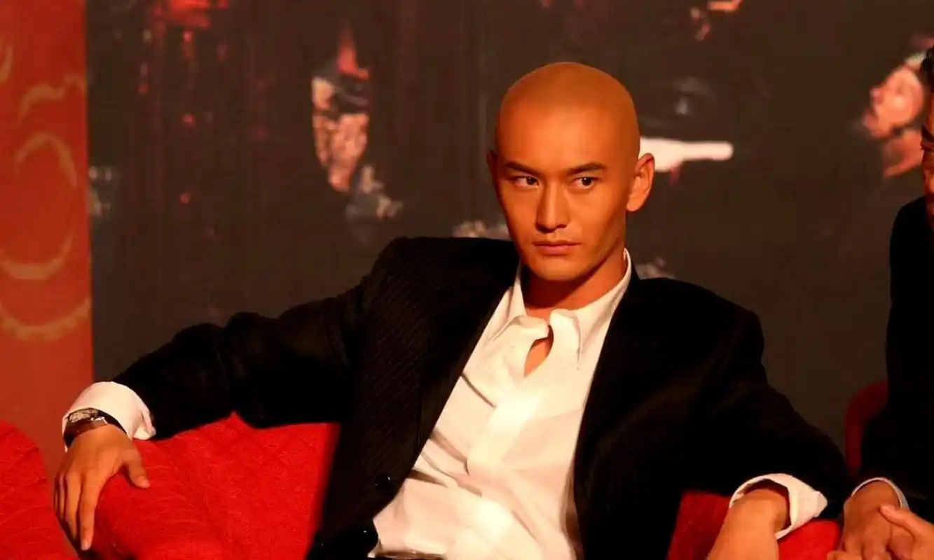 光头是考验帅哥颜值的造型,黄晓明光头依然很帅,尽管现在有些油腻,但