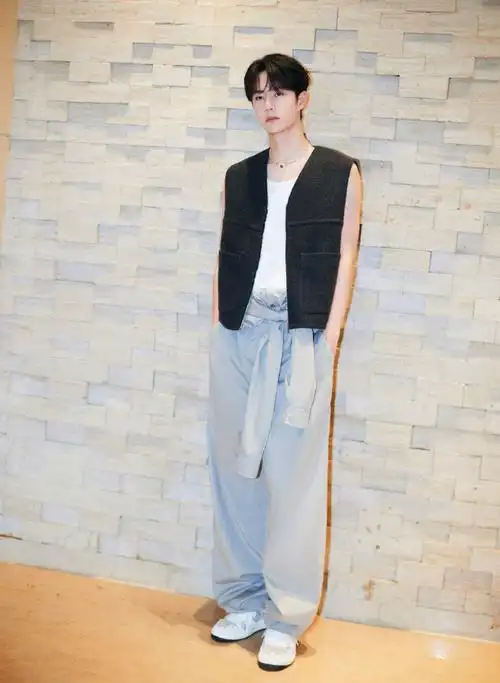 今日份#乐华家族演唱会王一博#造型givenchy背心夹克搭配高腰阔腿,以