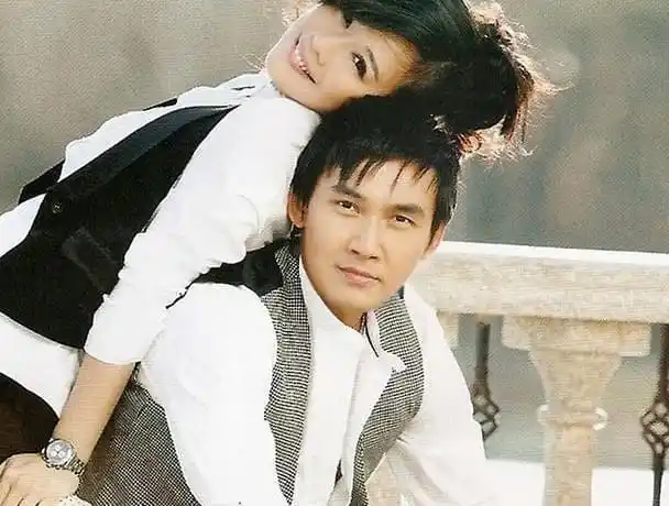 49岁tvb花旦陈松伶和41岁内地演员张铎相差8岁的婚姻已过9年