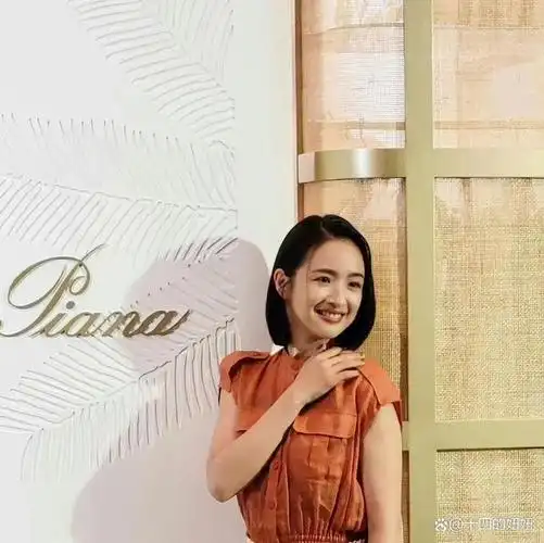 被传婚变的林依晨亮相时尚活动,灯笼裤连体裤搭配花布鞋看上去年龄感