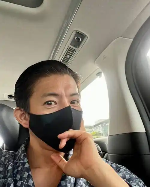 48岁木村拓哉怼脸拍皱纹深,穿浴衣发根花白显苍老,颜值飘忽不定_封面