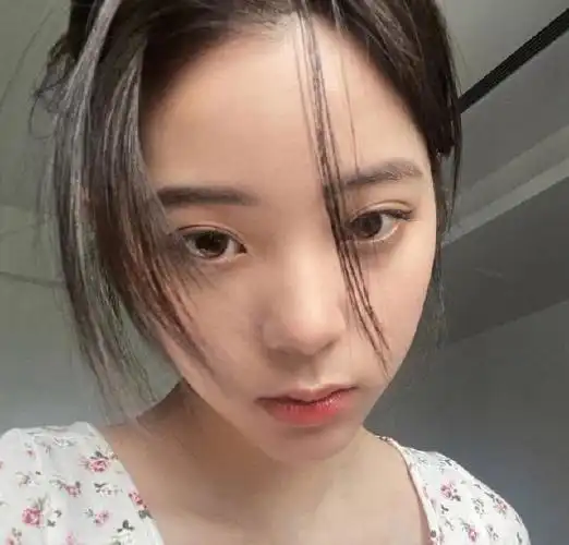 欧阳娜娜素颜晒自拍,黑眼圈凸显肌肤细腻,真实演绎邻家女孩范!