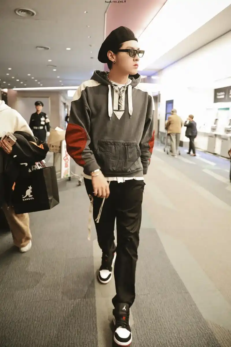 吴亦凡新闻191105吴亦凡昨晚东京出发回国贝雷帽帅哥机场如秀场