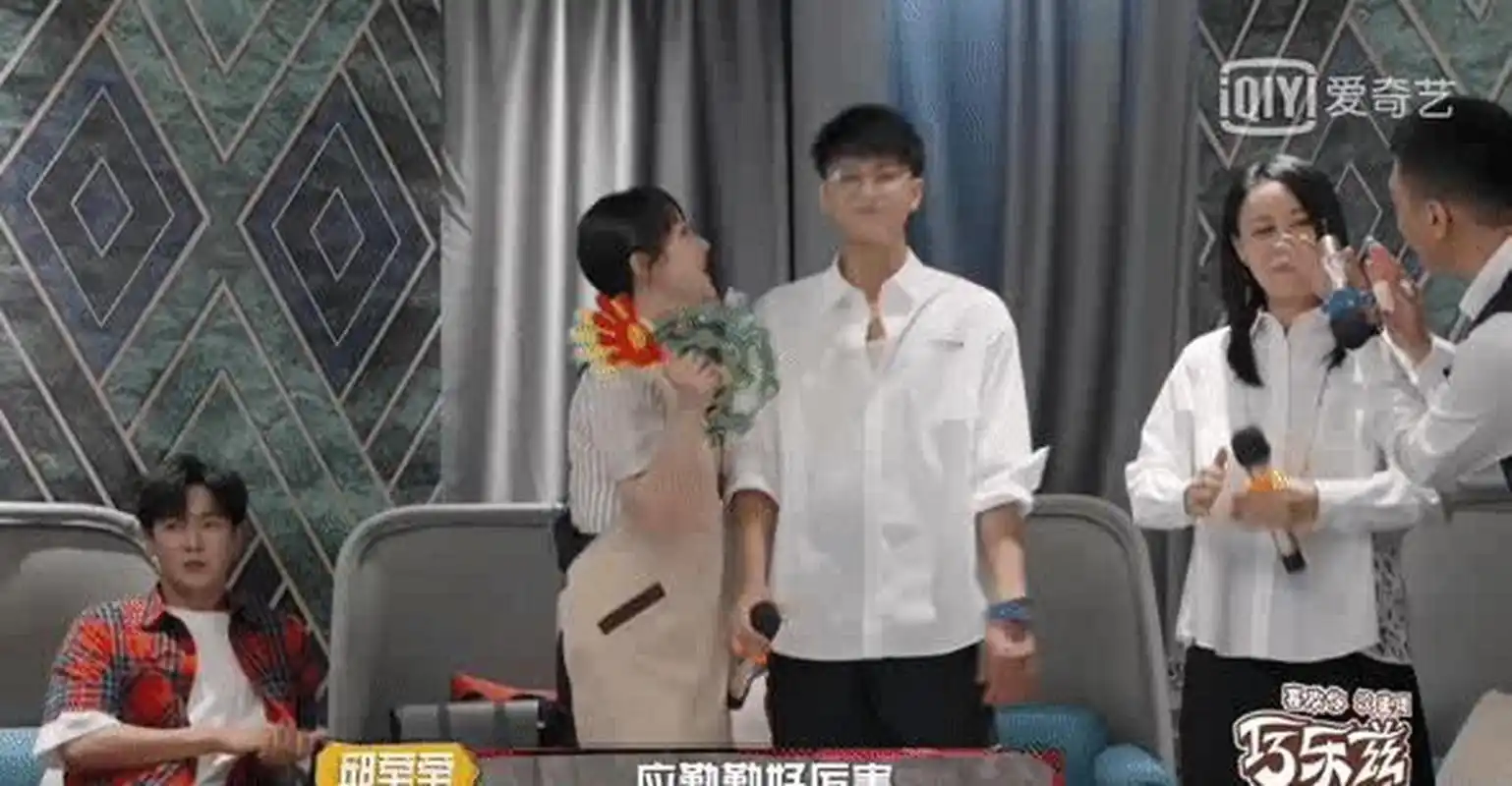 图五帮你们截出来了,好家伙,"紫韬"也太好嗑了吧 我想说杨紫在黄子韬