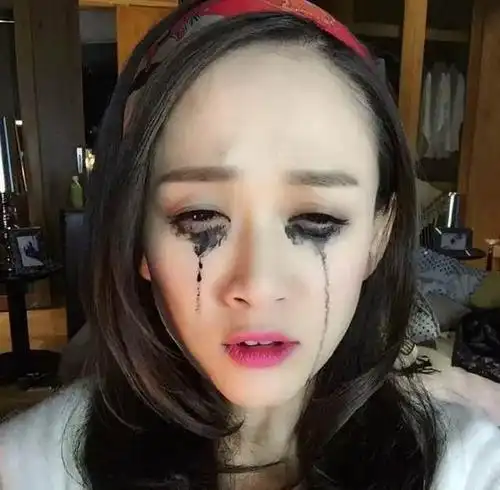 女星不化妆或脱妆后跟路人差不多,果然化妆和后期都很重要,女星捅妆