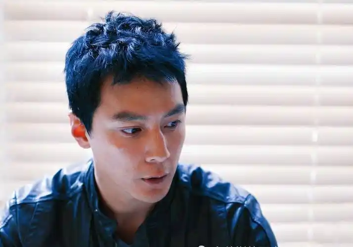 吴彦祖晒近期活动照片,像极了内普斯_演技_黑衣_一身