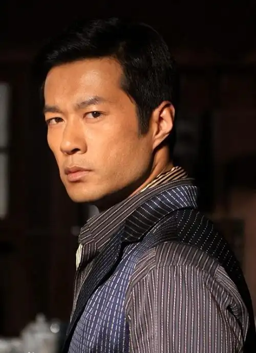 演员谭凯51岁仍未婚有北京户口却选择定居青岛他后悔了吗