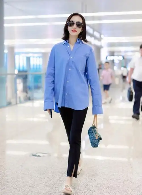 王鸥当妈后剪了齐肩发,穿蓝衬衫 小黑裤走机场,41岁美出新高度