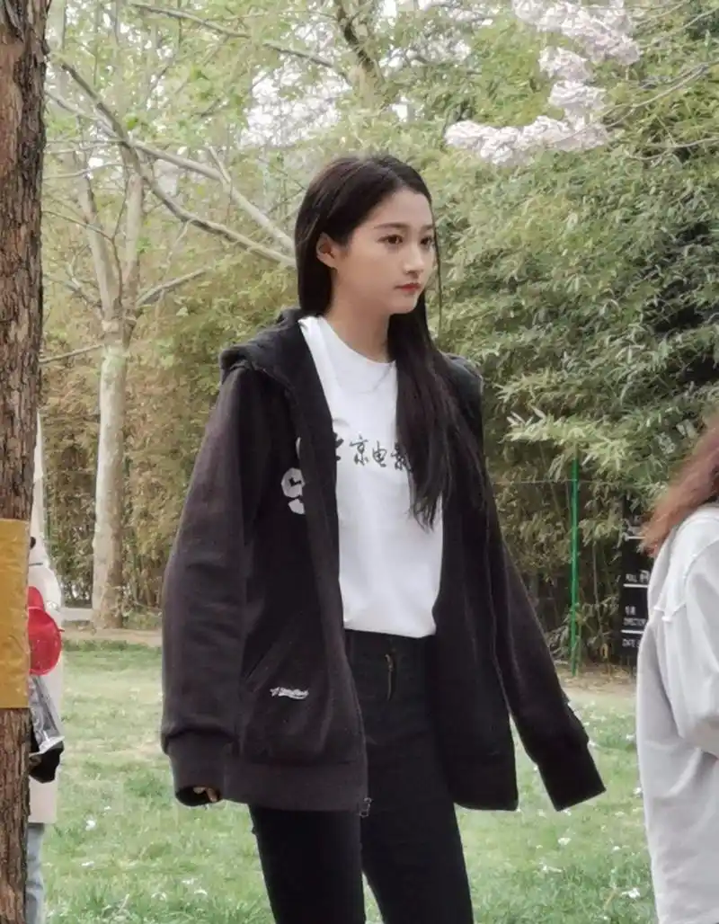 关晓彤返校青春装扮大长腿吸睛,生图颜值清纯惹人嫉妒