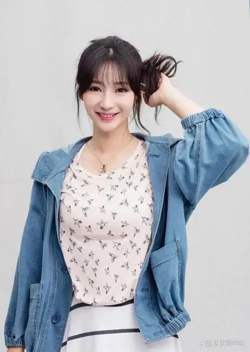 柳岩,一个知名的中国女演员和主持人,她以其独特的时尚风格赢得了无数