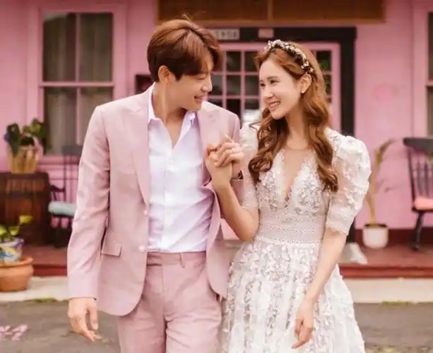 38岁李多海官宣与8年男友seven结婚,公开唯美婚纱照温馨又浪漫