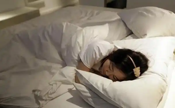 这个女子每天在酒店睡觉月薪轻易上万却不愿提起自己的职业