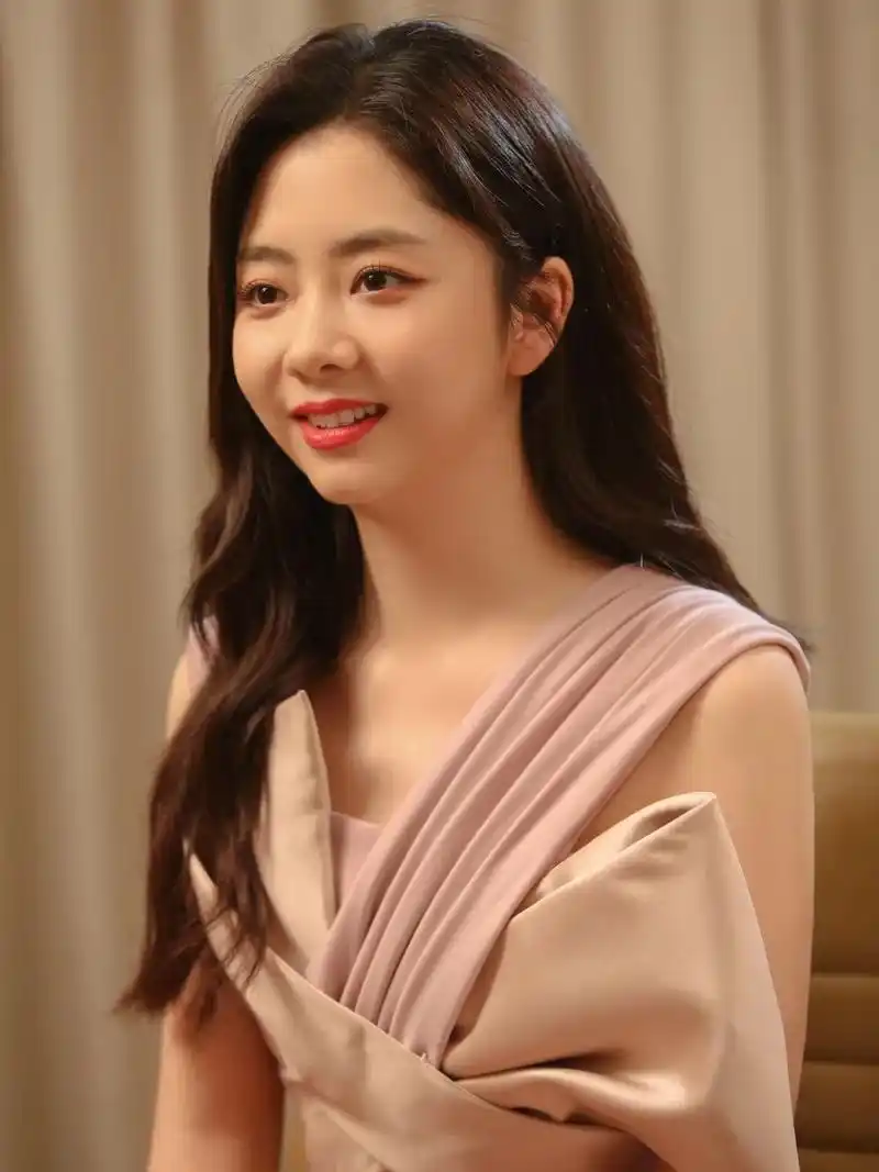 爱笑的女孩谭松韵以最健康和最向上的步伐走未来的路