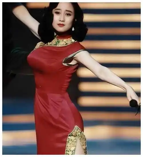 李连杰老婆利智近照:戴老花镜,剪短发,一夜苍老,难以辨认!