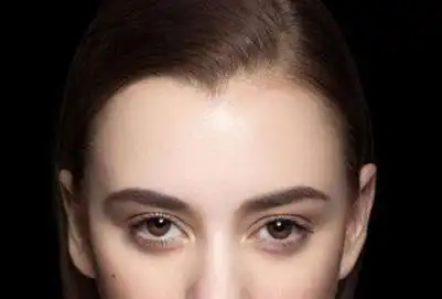 很多人脑门上的发际线,都是平平的,没有起伏 女性面相美人尖