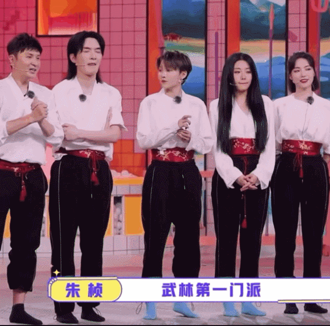 the9录节目刘雨昕身高太矮踮脚跟,画风搞笑遭吐槽"矮使她自卑"