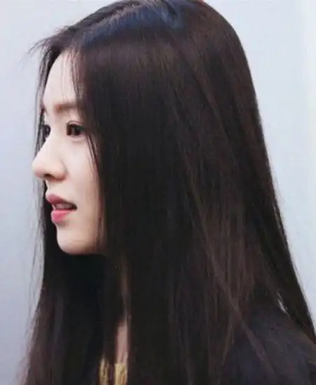 2019女孩子气质直发发型提高档次的长直发型设计图片