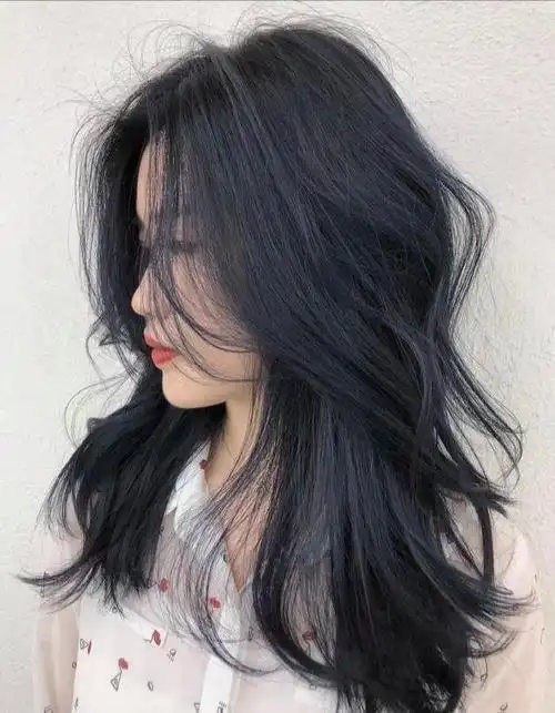 2,染发颜色别纠结,今年很流行"蓝黑发色",太显肤色白了