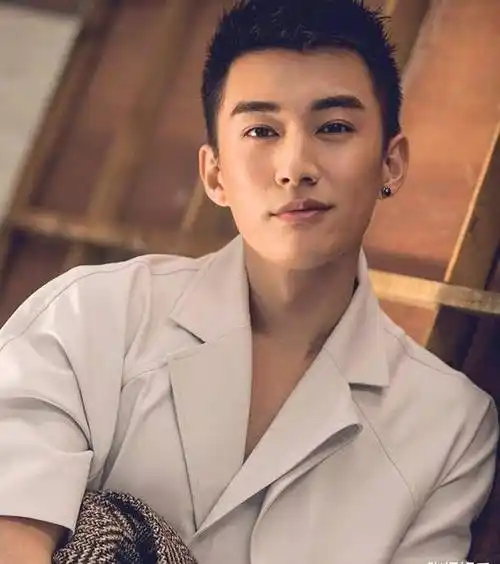 随着这部剧的播出带火了不少演员,其中就有刘学义,成毅和袁冰妍等人