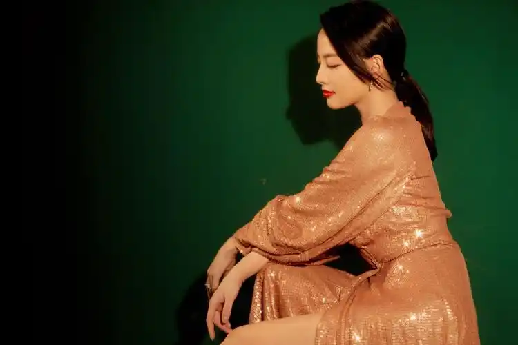 张嘉倪亮相时尚盛典 亮片长裙夺目吸睛