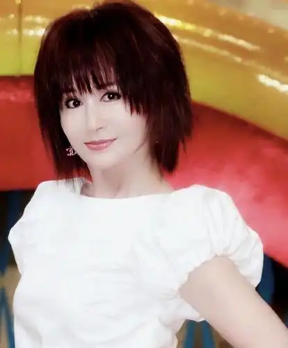 原创70岁潘迎紫美出新高度,穿紧身裙大秀凹凸身材,像20岁的娃娃