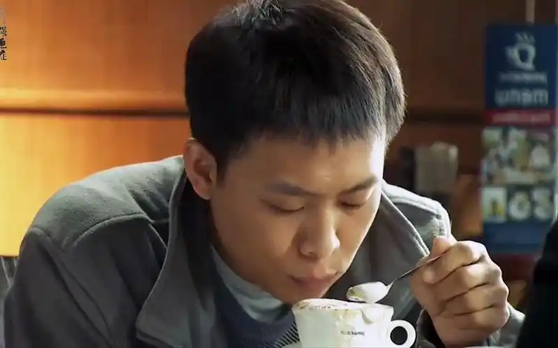张译实力演绎第一次喝咖啡的拘谨感,被未来丈母娘嫌弃是农民