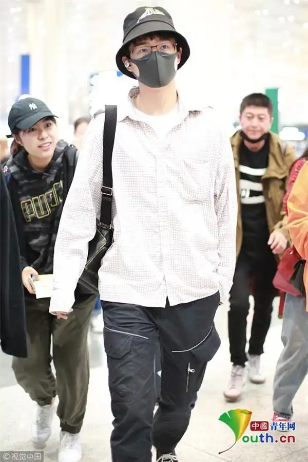 刘昊然戴渔夫帽现身胡茬性感 格子衬衫帅气清新