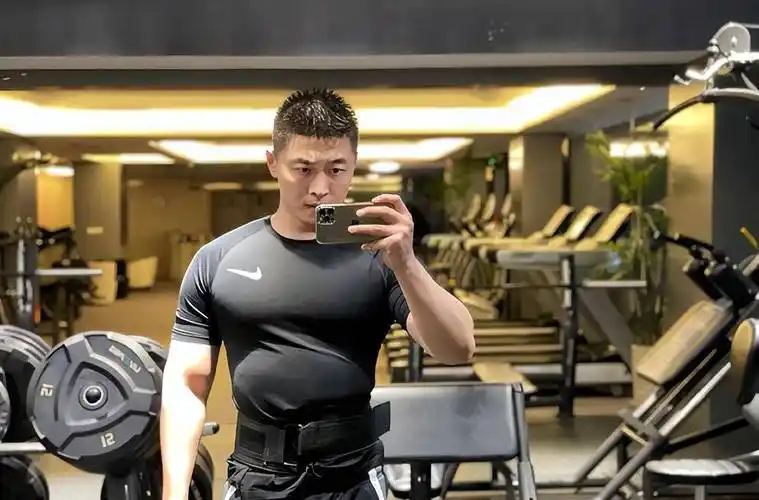 青岛爷们儿霸气给力,身材结实健壮,宛如行走的荷尔蒙!_健身_肌肉_叔叔