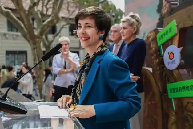 betanzos女士,提森-博内米萨国立博物馆馆长 evelio acevedo先生