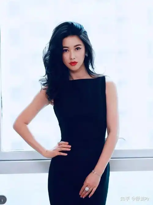 朱珠一开始就自称自己的背景很厉害,但是她和同为红三代出生的韩雪不