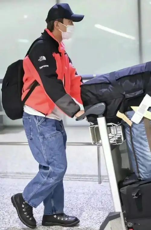 在机场拍到邓超孙俪女方不扮嫩中年打扮男方穿红衣太扎眼