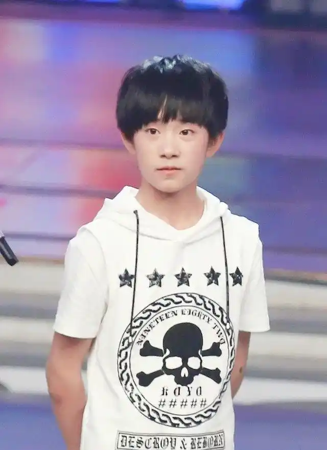 易烊千玺从小到大的照片,从萌娃蜕变成男神,网友:好想抱回家!