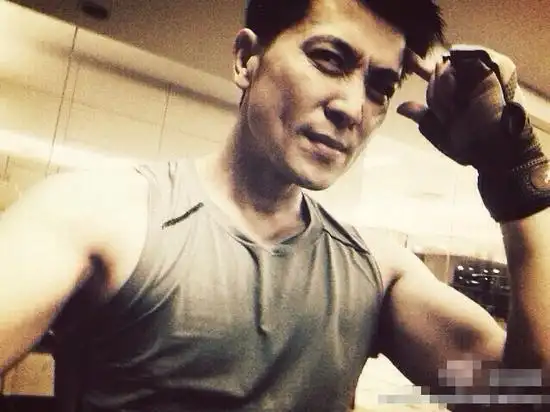 保剑锋变身疯狂原始人手臂被调侃加特效